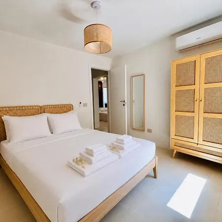 Newly Renovated Apartment, Garden & 3 Parking Spots - 7 Min Διαμέρισμα