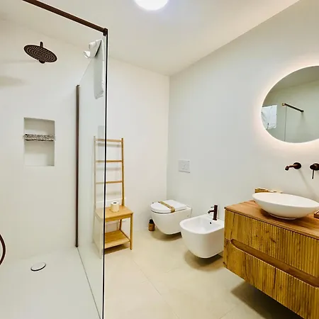Newly Renovated Apartment, Garden & 3 Parking Spots - 7 Min Διαμέρισμα Πόρτο Τσέρβο