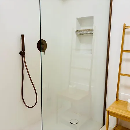 Newly Renovated Apartment, Garden & 3 Parking Spots - 7 Min Διαμέρισμα