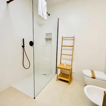 Newly Renovated Apartment, Garden & 3 Parking Spots - 7 Min Διαμέρισμα