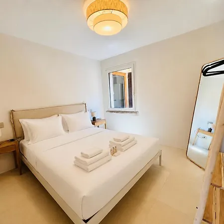 Newly Renovated Apartment, Garden & 3 Parking Spots - 7 Min Διαμέρισμα *