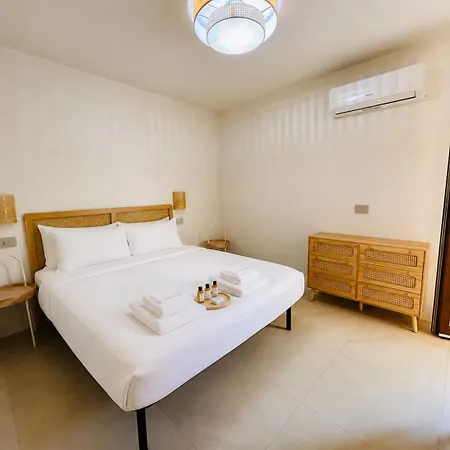 Διαμέρισμα Newly Renovated Apartment, Garden & 3 Parking Spots - 7 Min