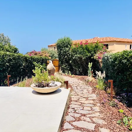 Newly Renovated Apartment, Garden & 3 Parking Spots - 7 Min Διαμέρισμα