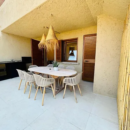 Διαμέρισμα Newly Renovated Apartment, Garden & 3 Parking Spots - 7 Min
