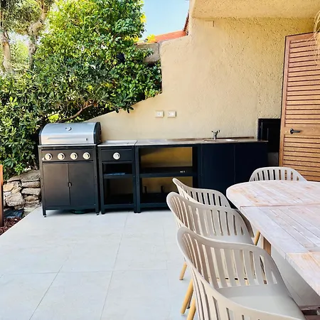 Newly Renovated Apartment, Garden & 3 Parking Spots - 7 Min * Πόρτο Τσέρβο