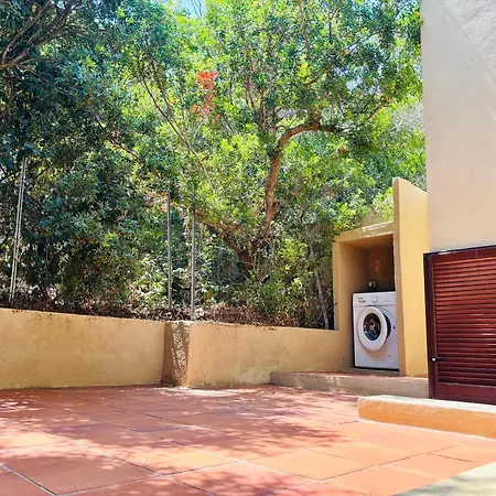 Newly Renovated Apartment, Garden & 3 Parking Spots - 7 Min Διαμέρισμα *