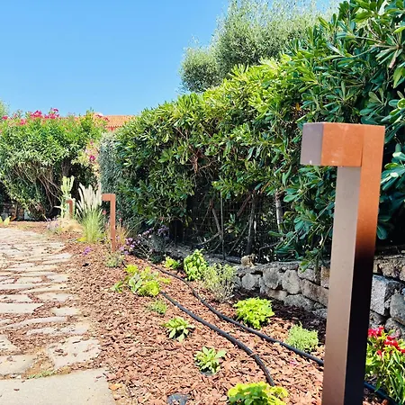 Newly Renovated Apartment, Garden & 3 Parking Spots - 7 Min Διαμέρισμα Πόρτο Τσέρβο